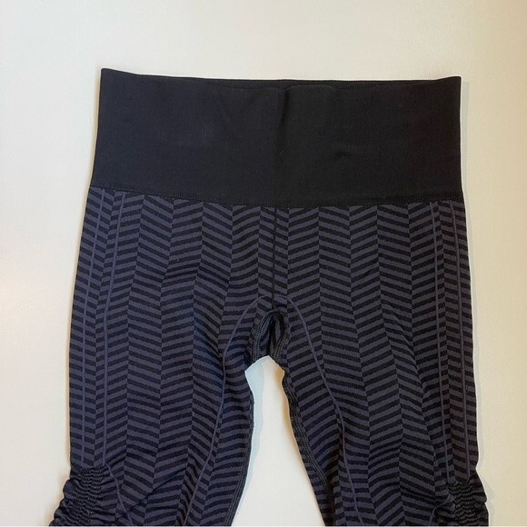 Lululemon In The Flow Crop II Heathered Naval Blue
Seamless Size 4 - Picture 6 of 13